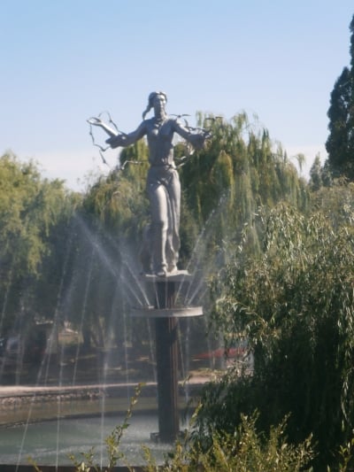 Фонтан в центре города Чолпон-Ата