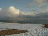 Снег на пляже Иссык-куля
